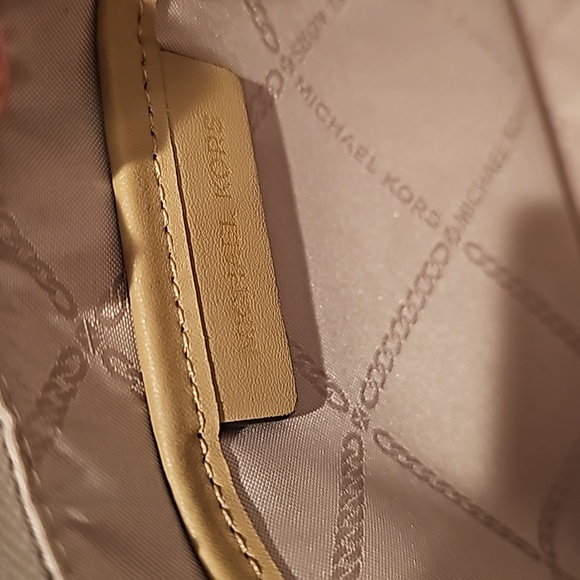 Large Michael Kors wristlet - Picture 4 of 4